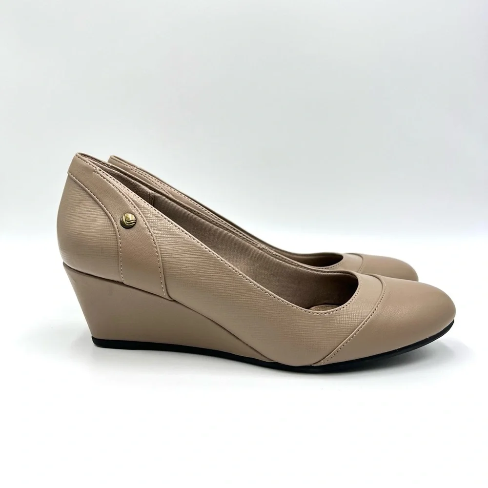 Life Stride Size 7 Dreams Tan‎ Beige Nude Wedge Pumps Heels Round Toe Shoes